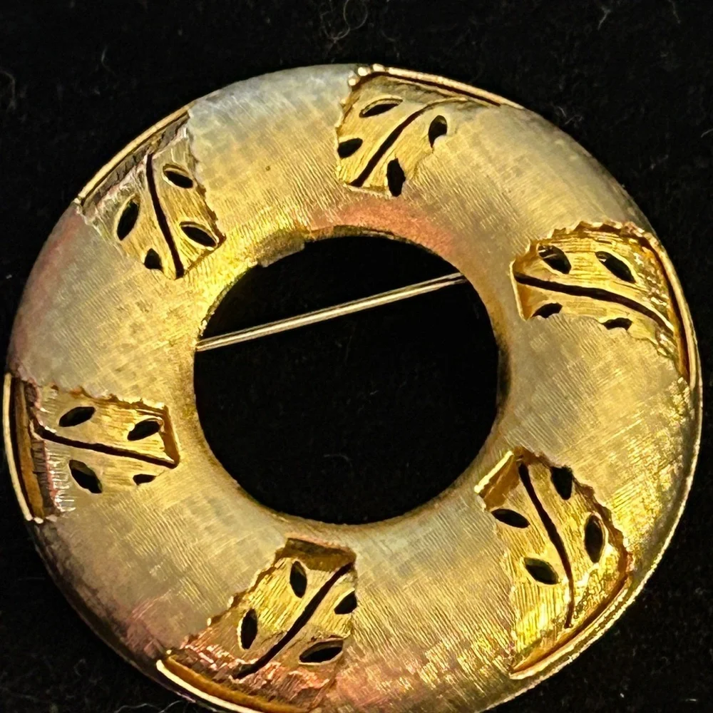 1960s Kramer spinner Day to Night gold tone broach!  Mint condition! Rare!